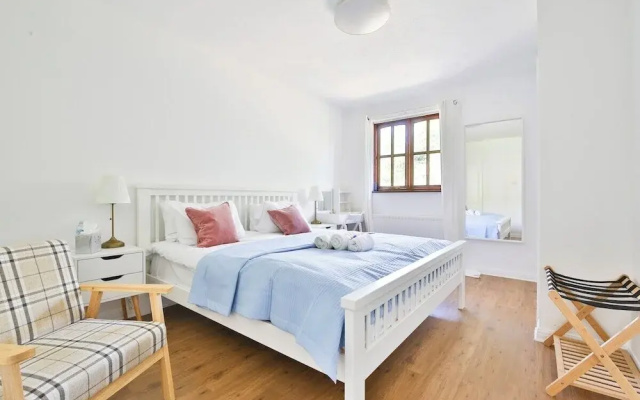 Homely 5 Bed House - 15 Mins to Cardiff City