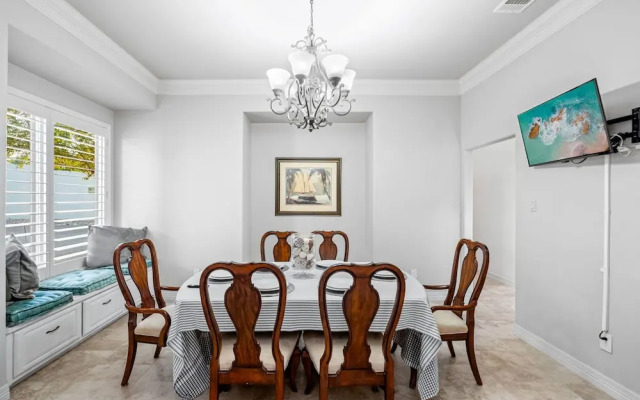 Hillside Infinity Pool Retreat