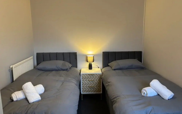 Oxford-house-sleeps 7-parking-garden