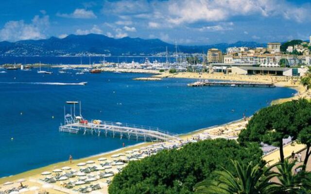 Cannes Bay 19714