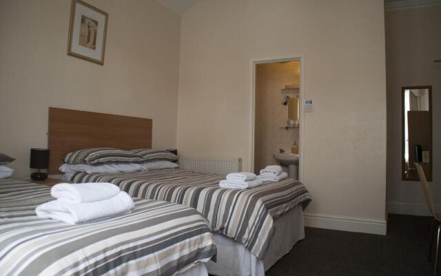 Chaplins Hotel - Guest house