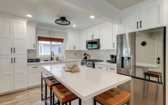 Near Slopes & Shores: Pet-friendly Sugarloaf Gem