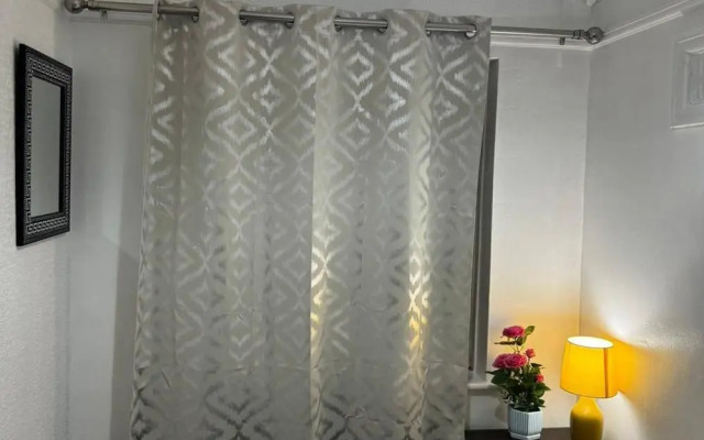 4BR Familyhome and Parking Sleeps7 Guests