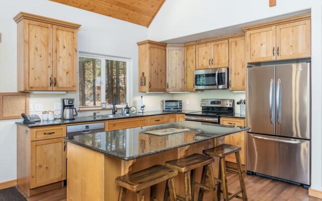 Getaway Moose 3 Bedroom Home by NW Comfy Cabins by RedAwning