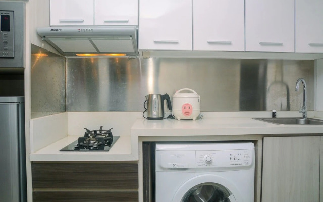 Cozy with Modern Design Studio Apartment at Tamansari The Hive