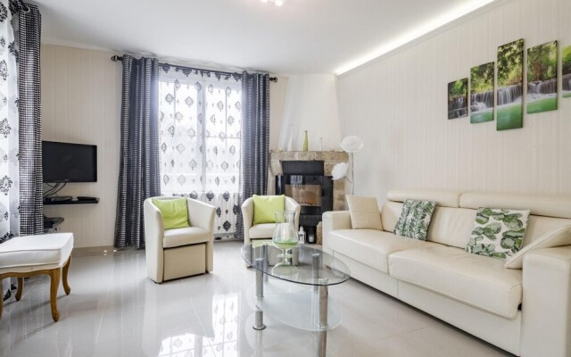 Enticing Holiday Home in Tulle with Garden