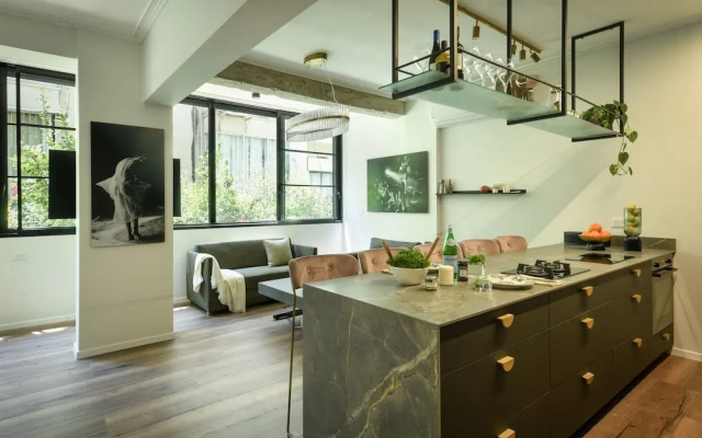 Sophisticated Tel Aviv Retreat 1BR Apt