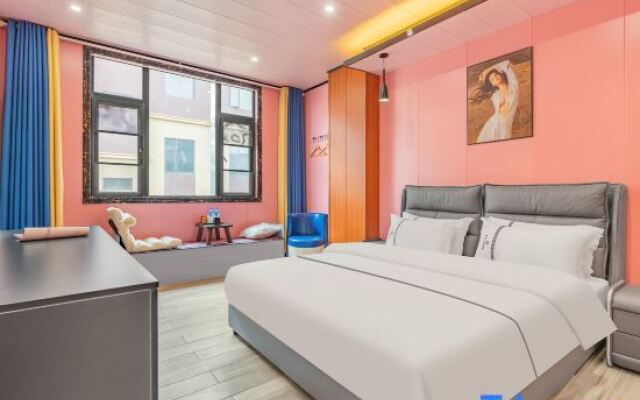 Zhiluo Theme Hotel (Songming Yanglin University Town Business School)