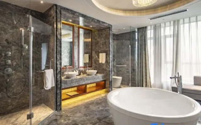 Auspicious Phoenix Hotel