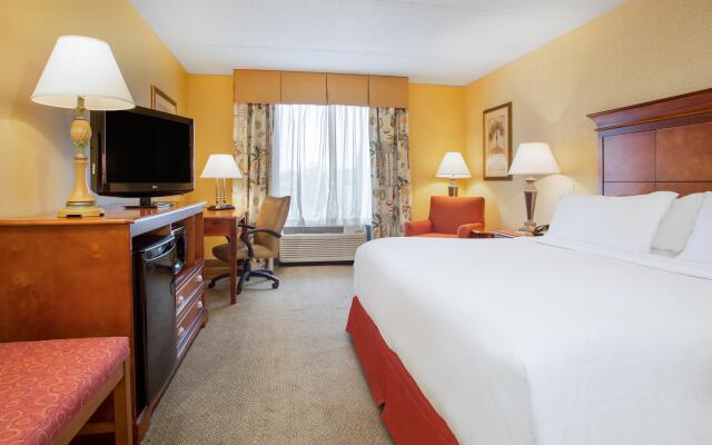 Holiday Inn Express & Suites Bloomington, an IHG Hotel