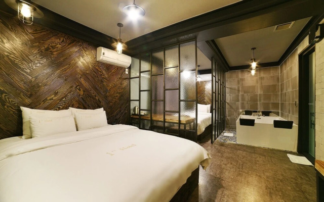Yeosu 1st Avenue Hotel