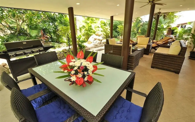 Luxurious Thai-style Villa With Private Pool and Beach Access