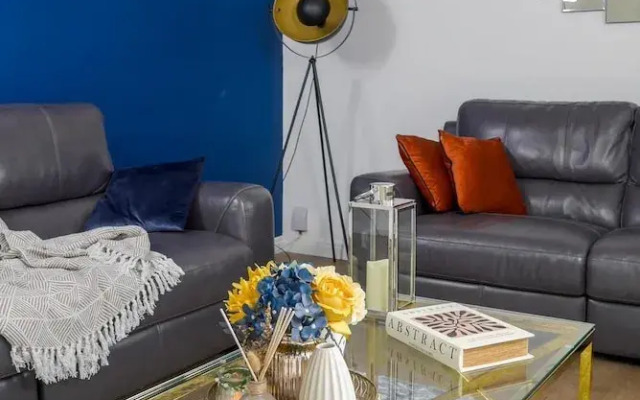 Stylish 4 Bed Apartment- Private Garden & Sleeps 8