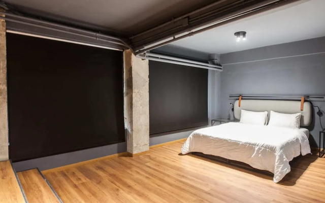Modern Industrial Apt In Neos Kosmos