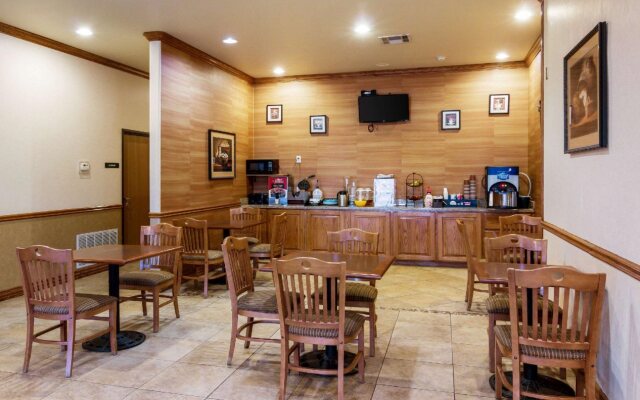 Econo Lodge Inn & Suites Bridgeport