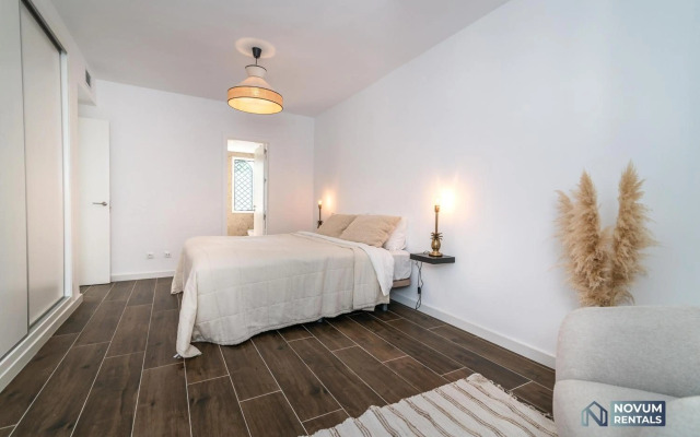 TOP RENOVATED 3-BDRM TOWNHOUSES with POOL, BBQ & ROOFTOP TERRACES
