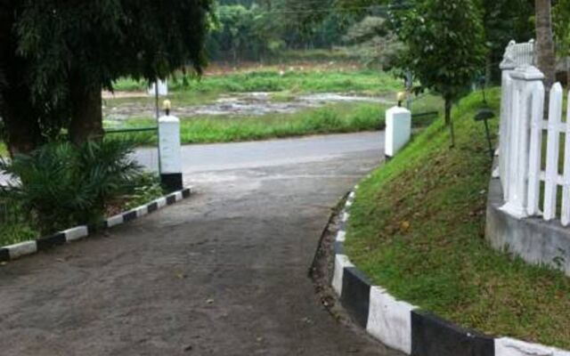 Water Front Hotel Kandy