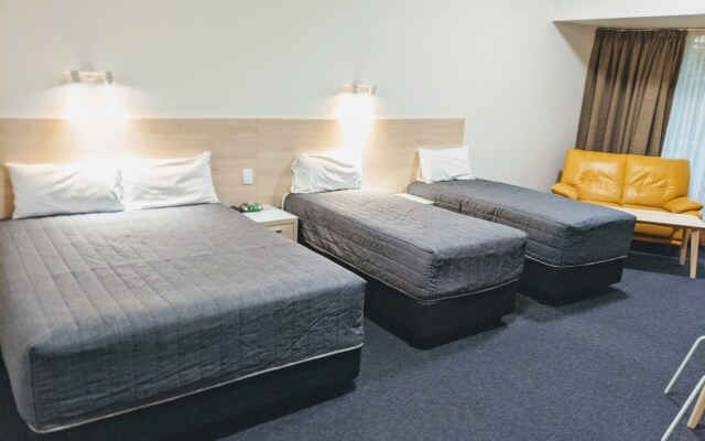 Mayfair Plaza Motel
