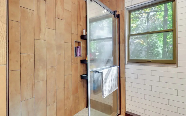 Community Beach Access: Modern Poconos Cabin!