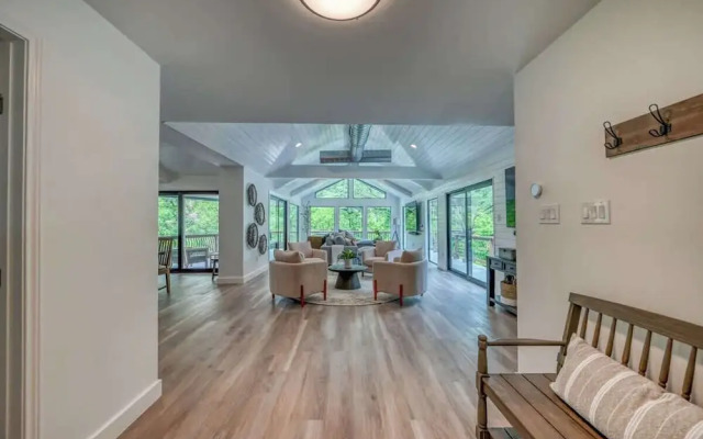 Luxury Riverfront Villa With Firepit & Gameroom!