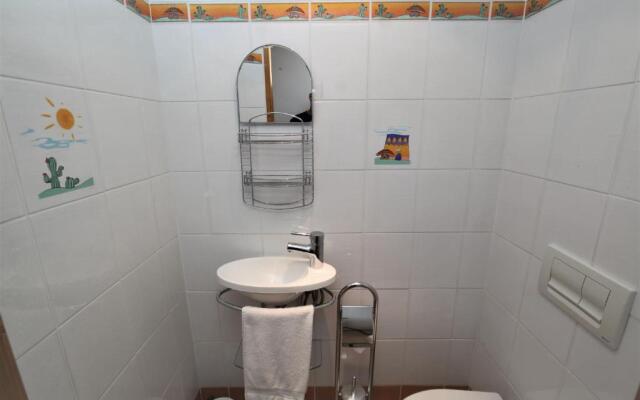 Apartment Ecureuil 200m - Living room with fireplace