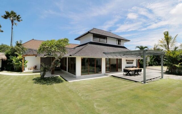 Amazing Villa With Pool and Huge Lawn