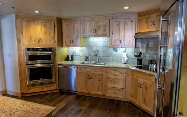 Four Bedroom Penthouse in Canyons Village by RedAwning