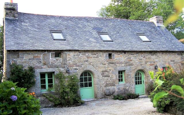 Charming 17th century house, beautiful garden, in Huelgoat