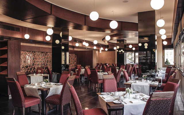 Eskan Alvand Hotel