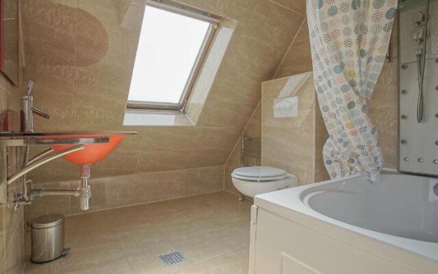 Cn2I Luxury Accommodation/ Monique