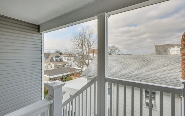 Spacious Wildwood Condo: Walk to Beach!