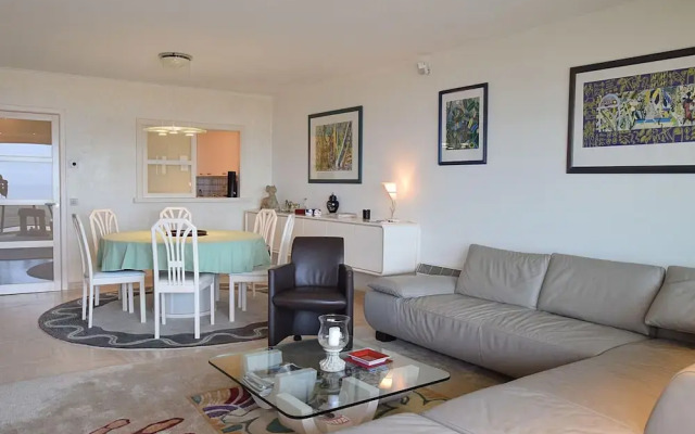 Refined Seaview Apartment