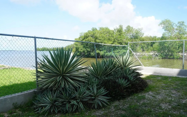 See Belize Sunrise Sea & Garden View 2-bed Studio w Pool & Overwater Deck, 1stfl