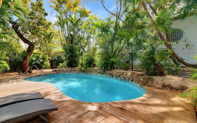 Modern & Fashionable Apartment w/Pool and Garden