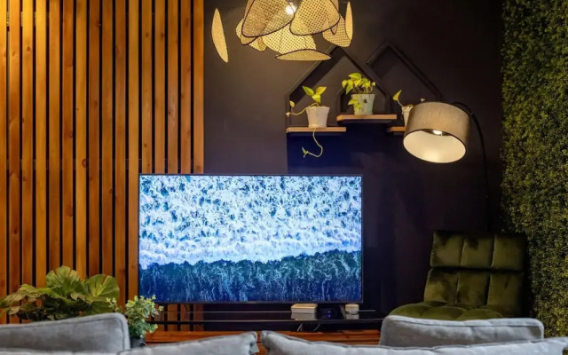 The Urbanart Condo by Acomodo