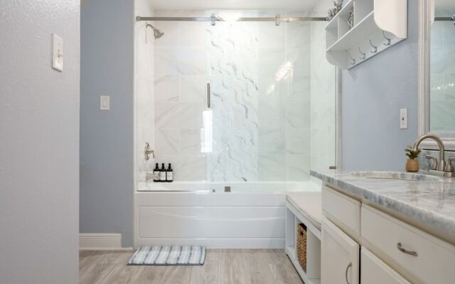 Bolivar Slam 3 Bedroom Home by RedAwning