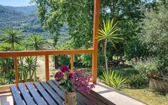 Sunshine Home - Peaceful Garden Escape Parking
