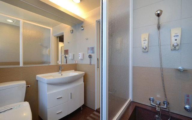 Yomi Hotel - MRT Shuanglian Station