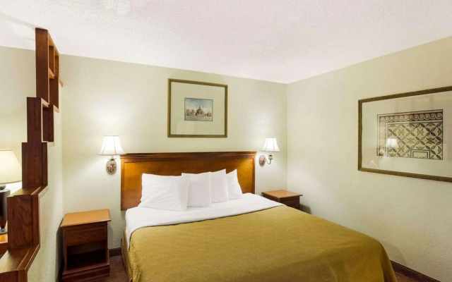 Rodeway Inn & Suites South of Fiesta Park
