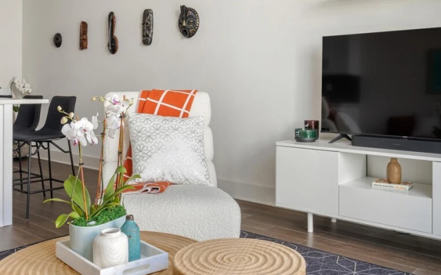 Cheerful Townhome With Garage EAV Local