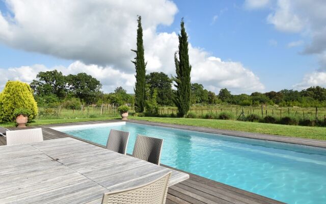 Spectacular Villa in Viols-en-laval With Swimming Pool