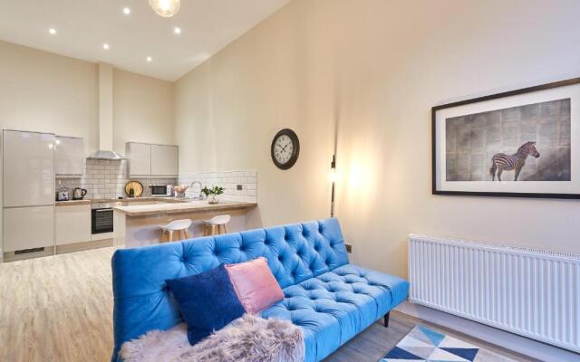 Two Bedroom Apartment by JLJ Apartments & Serviced Accommodation Birmingham - Mantella Lofts