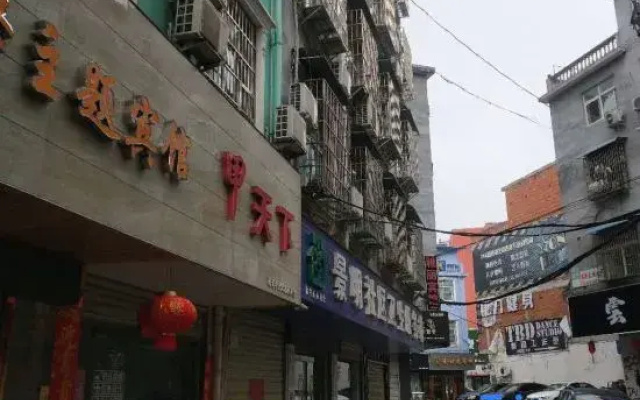Xinyang Cozy Themed Hotel (Normal University East Gate)