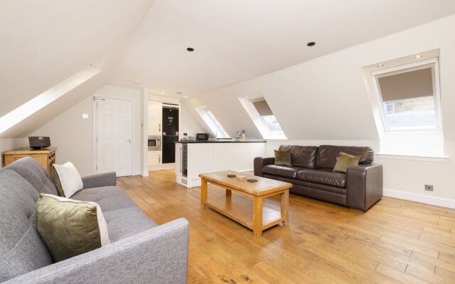 JOIVY Inviting Flat Near Edinburgh Castle W/ Parking