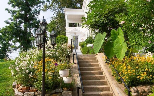 The Harbor Rose Bed & Breakfast