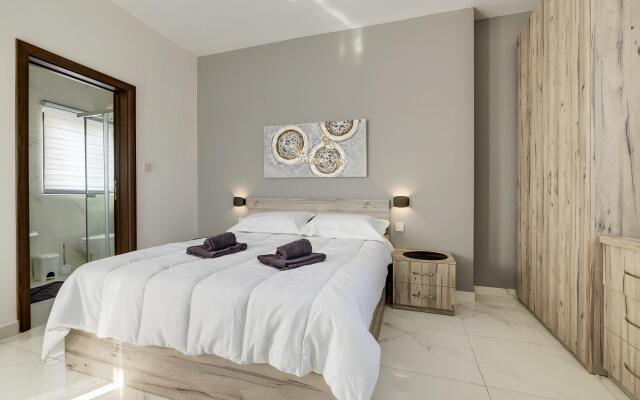 Chic 2BR Penthouse Steps From the Promenade