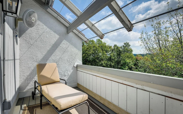 All-season Warren Condo Near Sugarbush Resort!