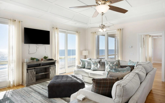 Endless Summer 5 Bedroom Home by Redawning