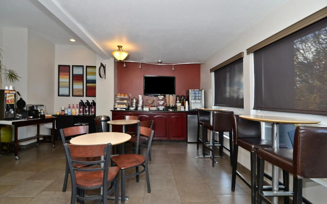 Clackamas Inn & Suites