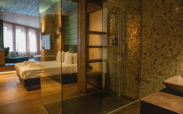 Manzo's Suites